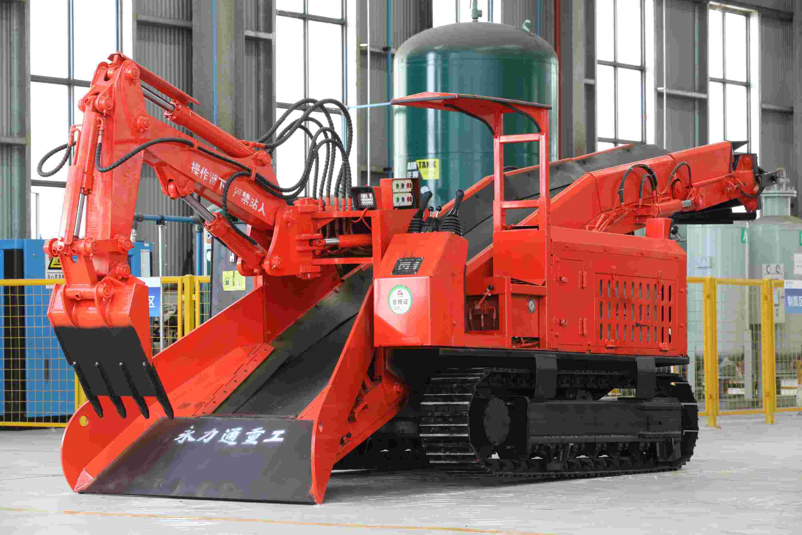 乐山甜皮鸭食用场景，搭配红糖糍粑，甜咸交织超解馋